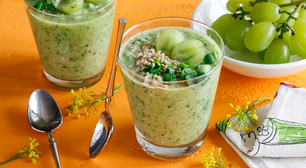 Рецепт зеленого гаспачо с яблоками Гренни Смит и виноградом