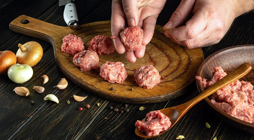 Тефтели формируют аккуратными шариками диаметром не более 2,5–3 см