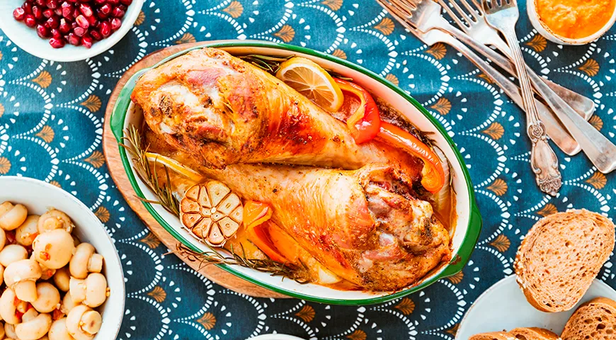 Запеченные голени индейки с овощами 