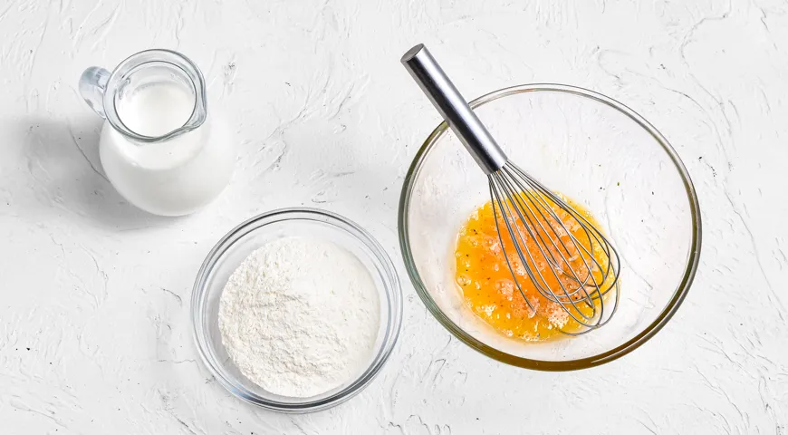 Колбаса в кляре на сковороде