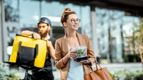 Осторожно, доставка! Стало известно, какое блюдо нельзя заказывать в жару