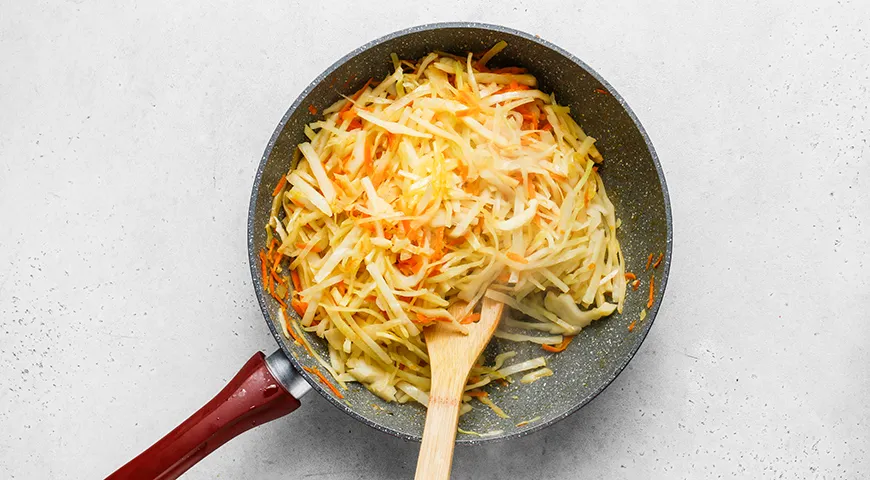 Капуста, тушенная с баклажанами