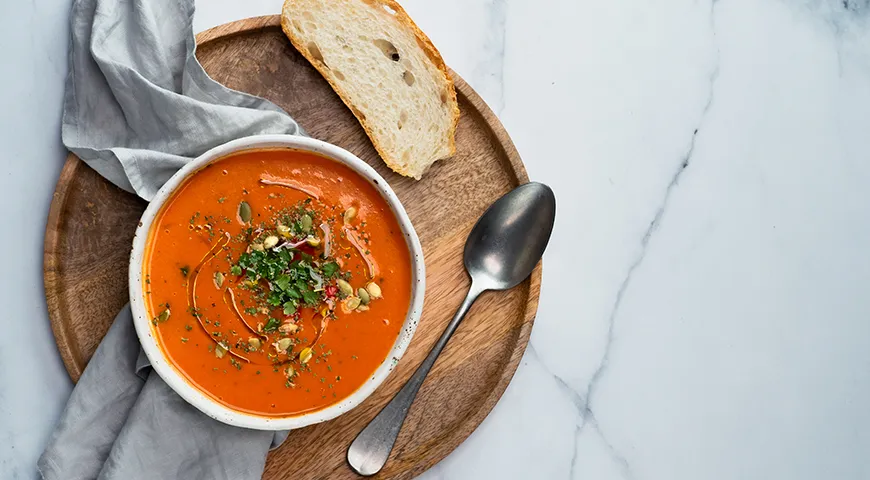 Быстрый овощной холодный суп на основе морковного сока лучше подавать с оливковым маслом – так не только вкуснее, но и полезнее