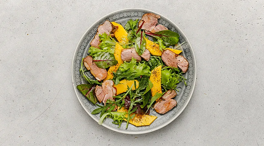 Салат с уткой и манго