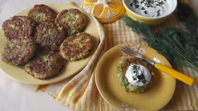 Биточки из брокколи со сметанным соусом