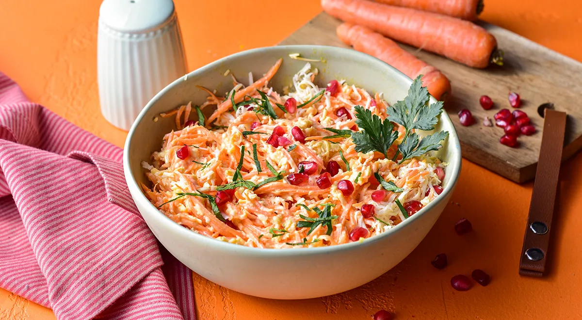 Рецепт салата из свежей моркови с колбасным сыром и чесноком