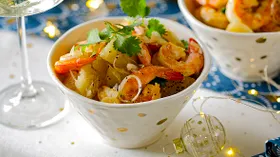 Салат с помело, креветками и острой заправкой