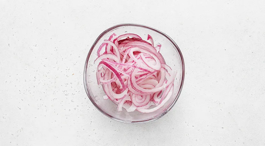 Салат с фасолью, помидорами и сыром