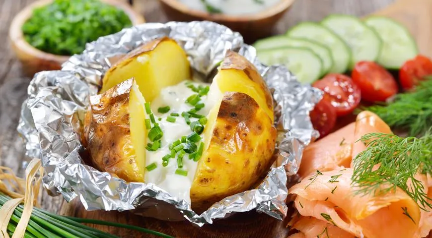 Печеную картошку можно подать с любой начинкой и подливой. Свежие овощи и соленая рыба тоже не помешают