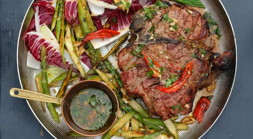 Стейки из говядины на углях с вкусным сопровождением