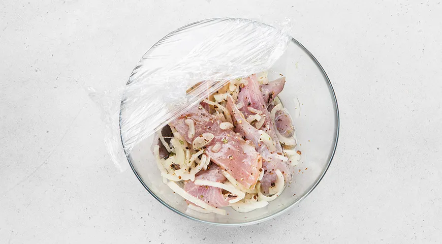 Маринованный карп в уксусе с луком