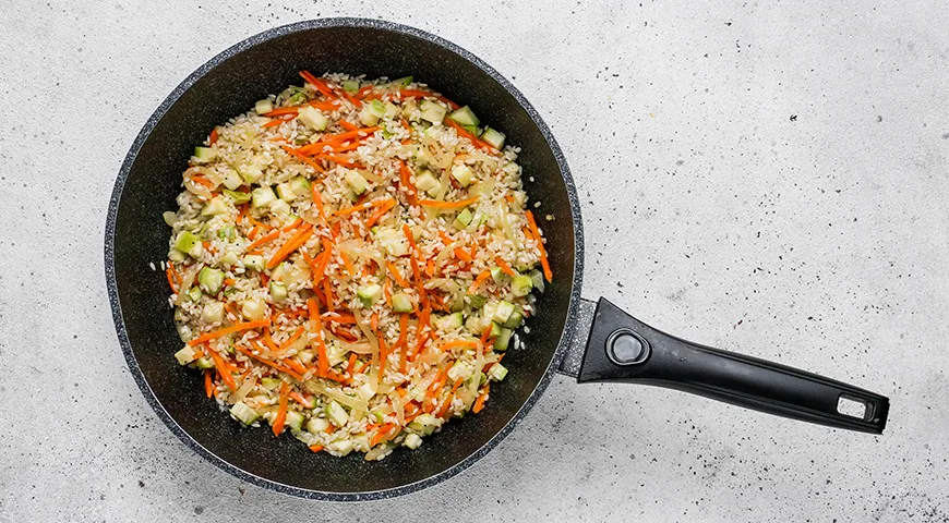 Рис с кабачками и морковью на сковороде