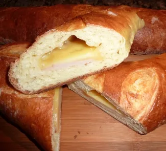 Хлеб для пикника с сыром и ветчиной
