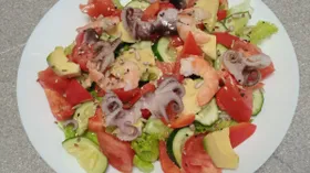 Салат с овощами, королевскими креветками и осьминогами