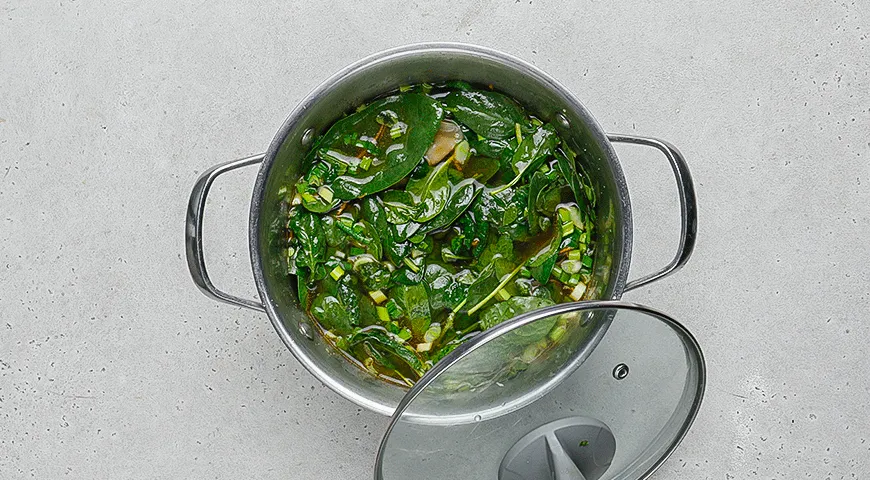 Суп с дамплингами и шпинатом