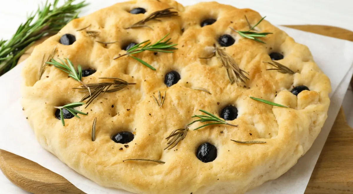 Фокачча с оливками и розмарином