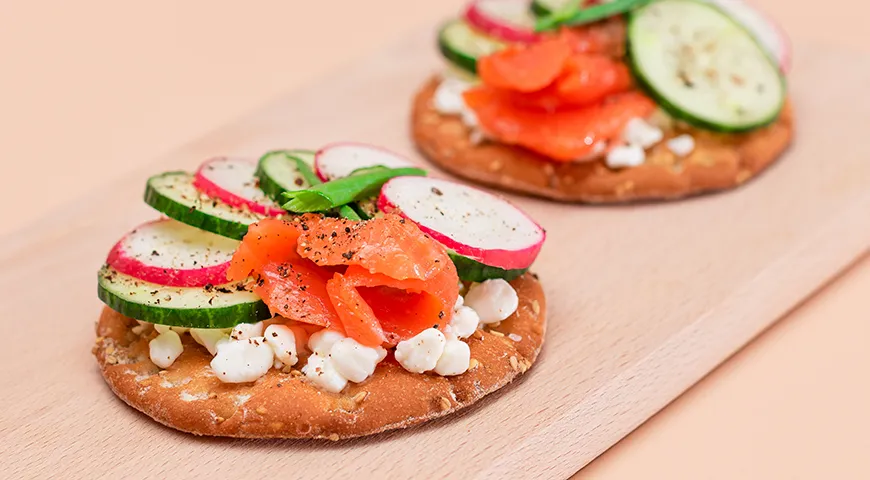 Галеты со слабосоленым лососем, творогом и овощами
