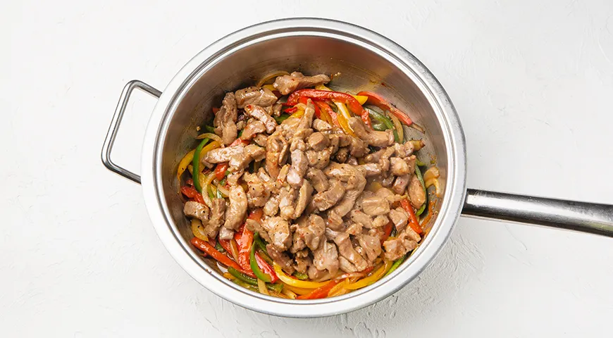 Свинина, тушенная с болгарским перцем на сковороде