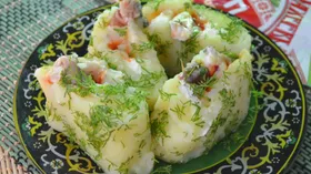 Картофельный рулет с селёдкой в томатном маринаде