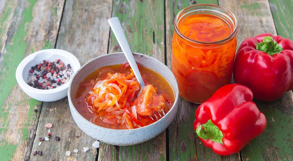 Салат с помидорами, болгарским перцем, чесноком и зеленью – пошаговый рецепт приготовления с фото