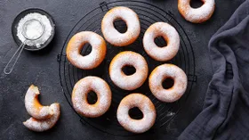 12 рецептов домашних пончиков: пышные на кефире, с творогом, яблоками и глазурью