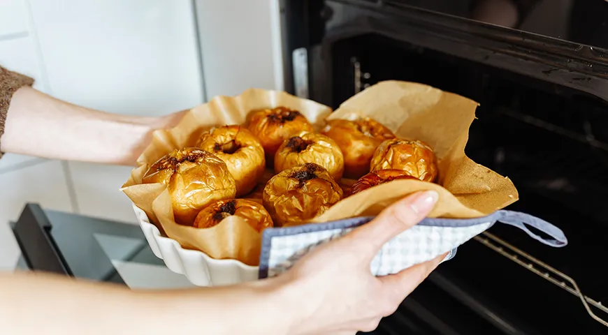 Печеное яблоко — продукт с низкой энергетической плотностью, он отлично подходит для диетического и разгрузочного питания, а также включается в меню при контроле веса