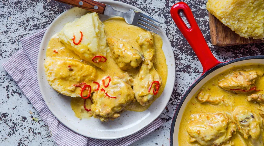 Гедлибже – цыпленок в сметанном соусе, с кукурузной и пшенной «пастой»