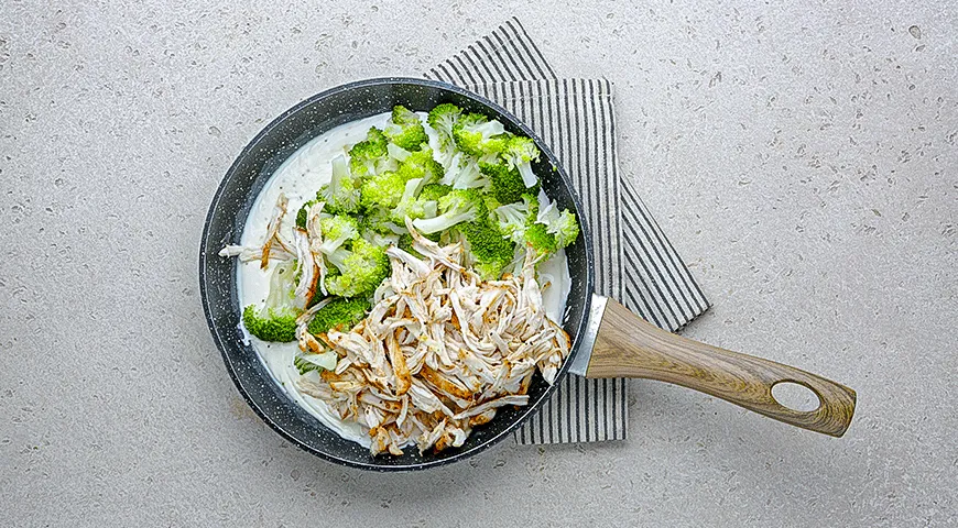 Блинная запеканка с курицей и брокколи