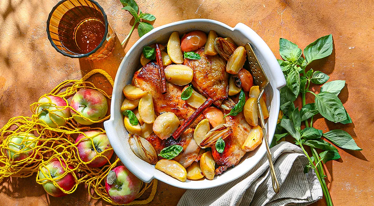 Рецепт куриной грудки с пряными яблоками