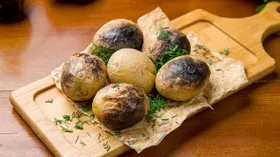 Как напечь себе вкусной картошки в углях, на мангале, в духовке: проверенные советы