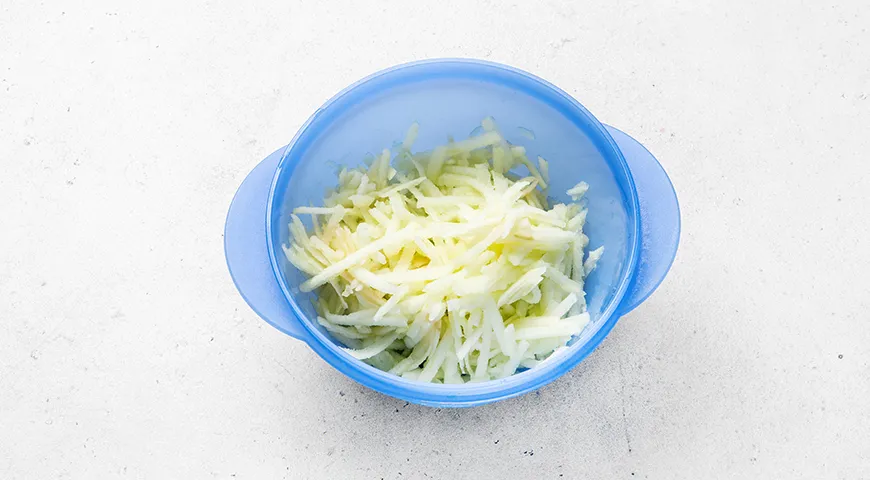 Кекс в микроволновке с яблоком