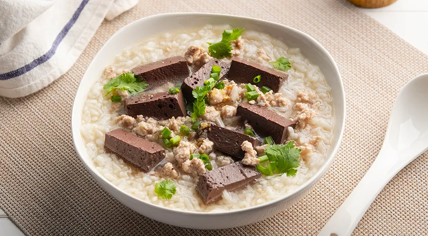 Рисовая каша с курицей и кровью по-тайски