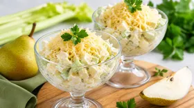 Салат из груши с сельдереем и сыром