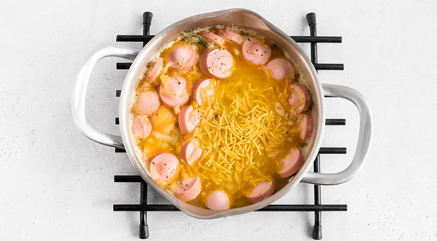 Суп с сосисками и вермишелью