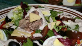 Салат с тунцом со сметанной заправкой