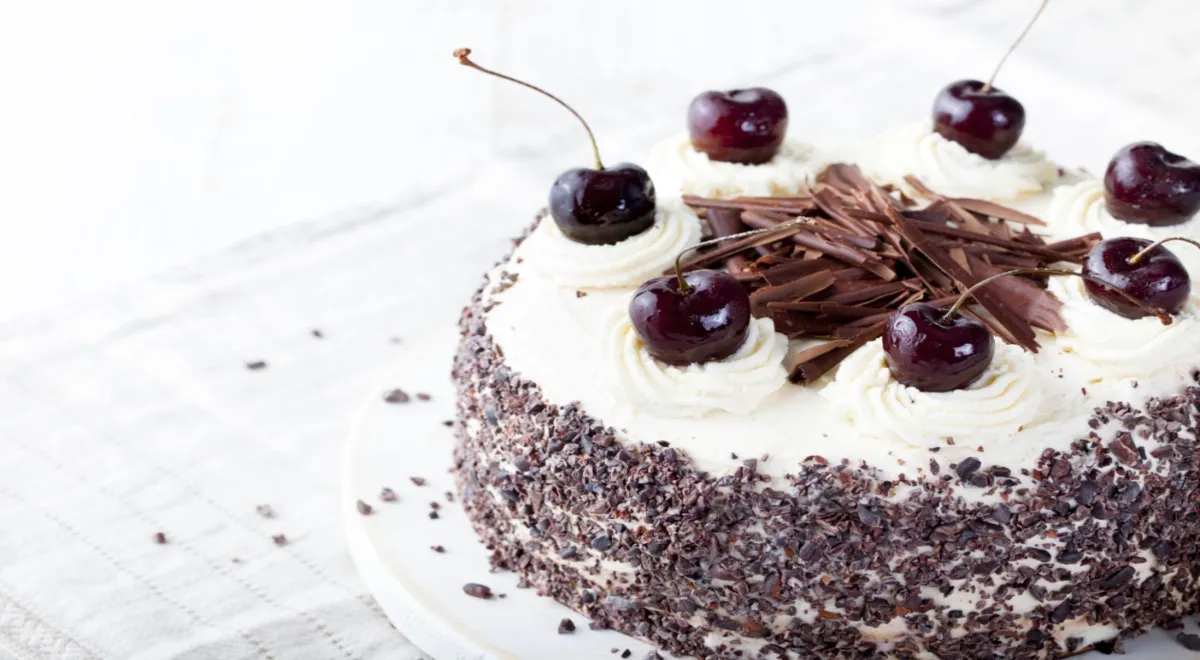 Международный день торта «Черный лес»: кто придумал десерт с мрачным названием и насколько торт действительно темный