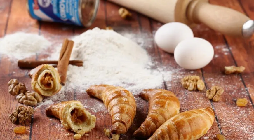 Рогалики с вареной сгущенкой и орехами