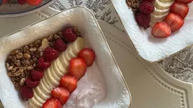Завтрак из домашней гранолы с фруктами и ягодами
