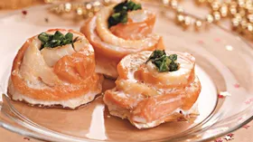 Завитки из красной и белой рыбы