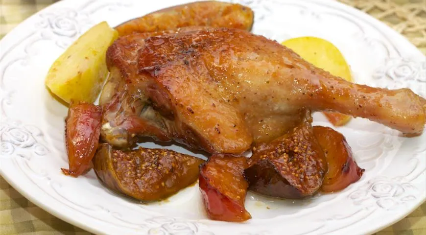 Рецепт медовой утки, запеченной с инжиром и яблоками