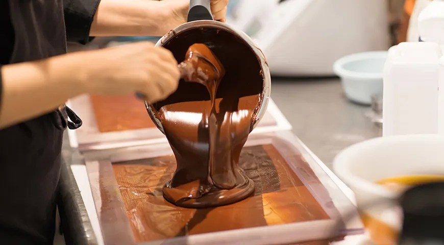 Главный элемент десерта — растопленный шоколад