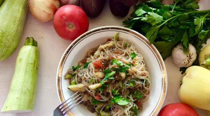 салат из фунчозы рецепт с огурцом и болгарским и курицей | Дзен