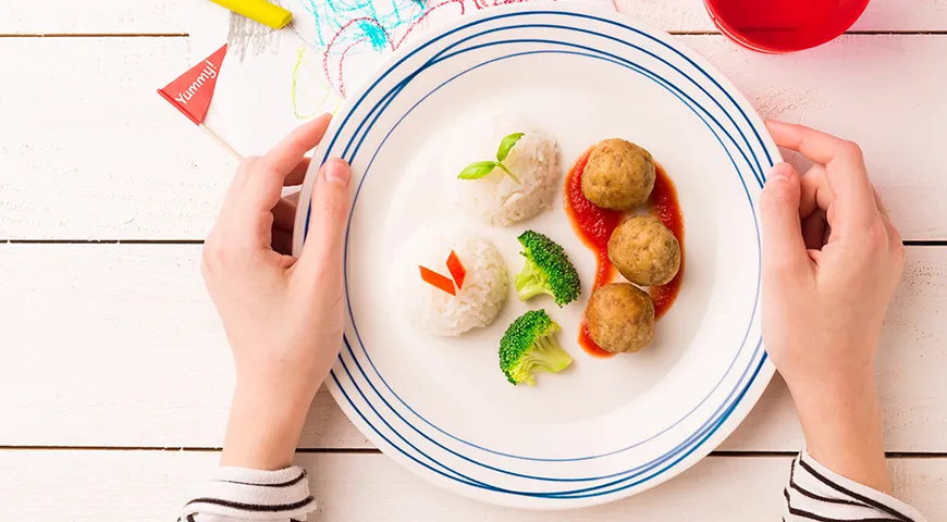 Гарнир должен подчеркивать вкус тефтелей и не перегружать блюдо