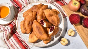 Дрожжевые пирожки со свеклой и яблоками на сковороде