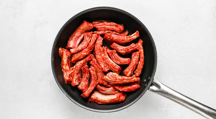 Жареные свиные ребрышки с луком и чесноком