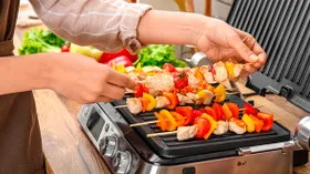 15 рецептов для электрического гриля: от кесадильи и вафель до шашлыка и котлет