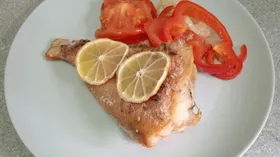 Морской окунь, запечённый с помидорами и болгарским перцем