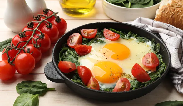 Как приготовить яичницу с помидорами: 11 вкусных вариантов с сыром, зеленью и не только