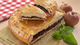 Пирог с черной смородиной и яблоками