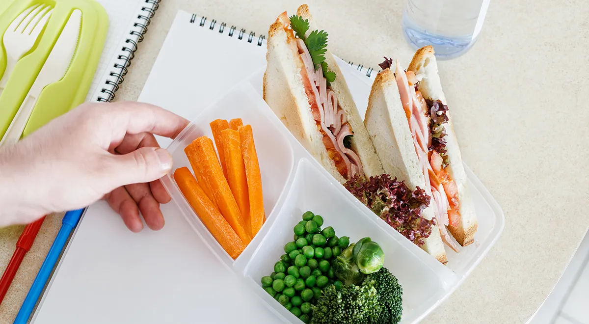 Перекусы в школе: что положить ребенку в ланчбокс